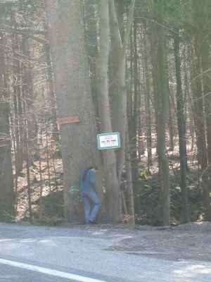 Emil entlüftet seinen Schlauch.